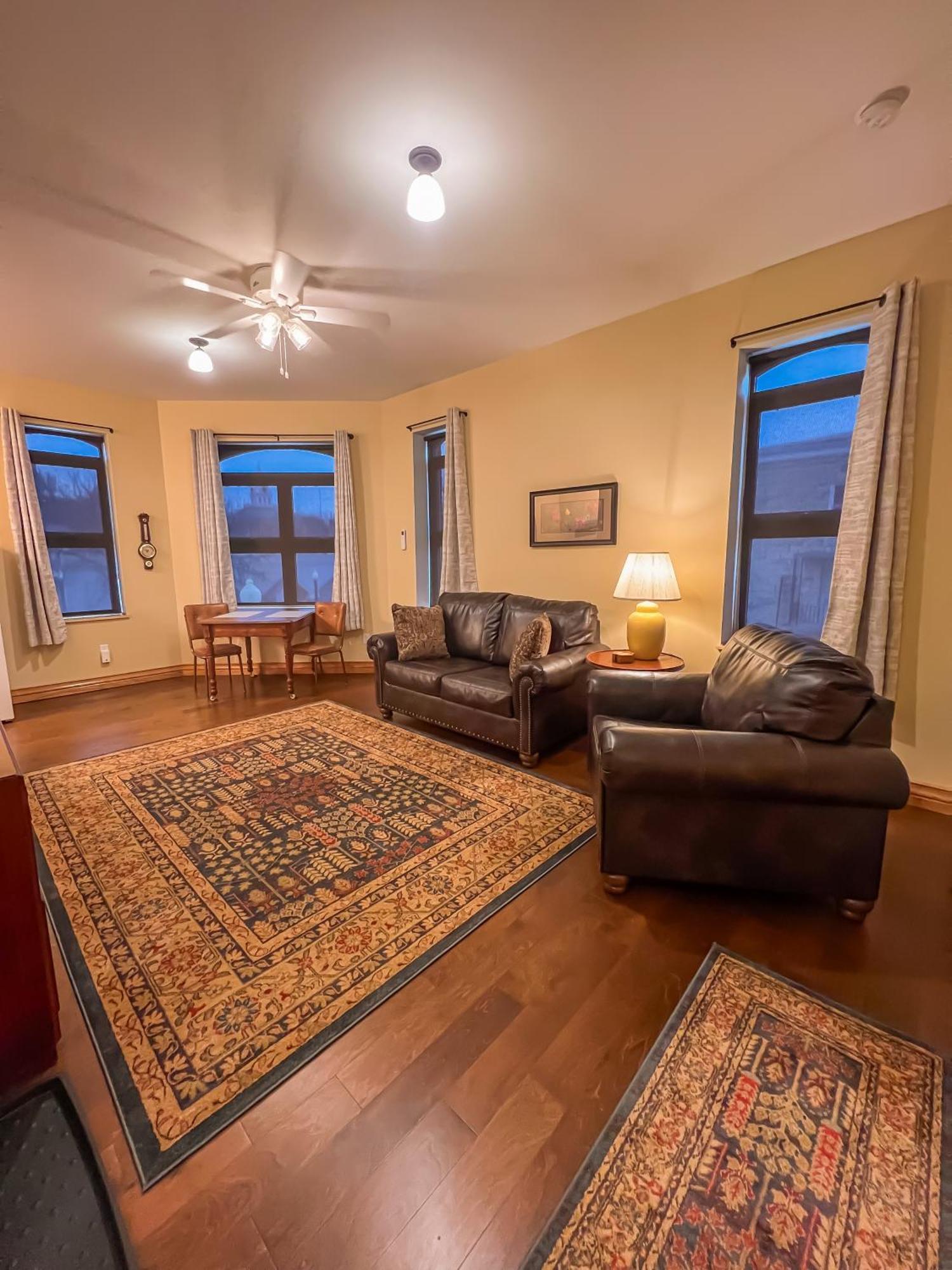 Goldfinch Suites Elkader Exterior photo